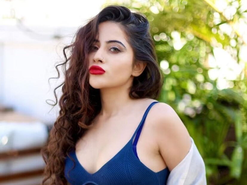 কিন্তু কেন এমন ক্যাপশন? আসলে কিছুদিন আগে উরফি একাধিক স্ক্রিনশট সোশাল মিডিয়ায় শেয়ার করেন। যেখানে দেখা গিয়েছিল তাঁর ইনস্টাগ্রাম অ্যাকাউন্ট বন্ধ করে দেওয়া হবে এমন একটি মেসেজ।