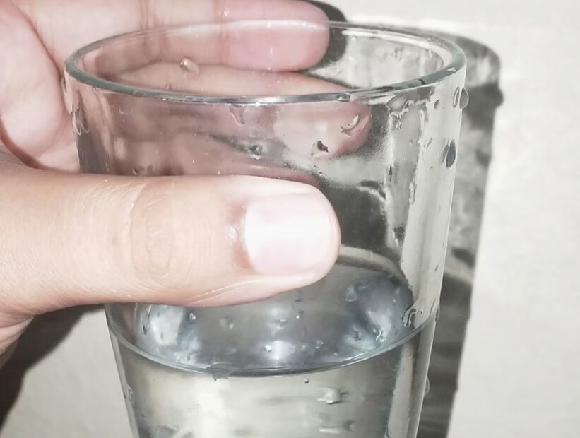 তাহলে জলের উপর ছায়া কীভাবে তৈরি হয়?- এনটিপিসি-র ইঞ্জিনিয়ার গোকুল ভরদ্বাজ বলেন, একটি গ্লাসে জল নিতে হবে। গ্লাস যদি খালি থাকে, তাহলে খুবই স্বল্প প্রতিফলন দেখা যাবে। কিন্তু এর মধ্যে জল ঢাললে একটি কালো ছায়া তৈরি হতে দেখা যাবে। যদিও সেটা ঝাপসা এবং কঠিন বস্তুর মতো পুরোপুরি কালো হবে না। জল এবং গ্লাস উভয়ই স্বচ্ছ মাধ্যম। গ্লাস যখন ফাঁকা থাকে, তখন আলো প্রথমে বাতাসের মধ্যে দিয়ে অতিক্রম করে এবং পরে গ্লাসের মধ্যে দিয়ে। এরপরে গ্লাসের মধ্যে দিয়ে এবং বাতাসের মধ্যে দিয়ে অতিক্রম করে। কিন্তু যখন জল দিয়ে একটি গ্লাস ভর্তি করা হয়, তখন আলো প্রথমে বাতাস, পরে গ্লাস, এরপরে জল এবং আবার বায়ুর মধ্যে দিয়ে অতিক্রম করে। যার জন্য সেটা স্বল্প ঝাপসা দেখায়। Representative Image