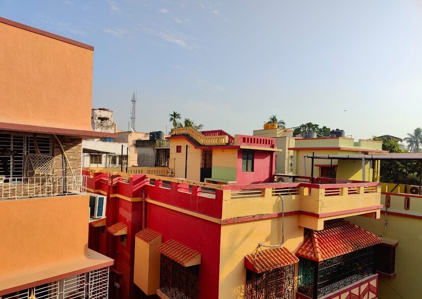 কলকাতায় বেলা বাড়লে আজ শীত উধাও। সকাল ও সন্ধ্যায় খুব হালকা শীতের আমেজ থাকবে। সকালে হালকা থেকে মাঝারি কুয়াশা ও ধোঁয়াশা। পরে মূলত পরিষ্কার আকাশ থাকবে। রাতের তাপমাত্রা স্বাভাবিকের অনেকটাই উপরে। বৃষ্টির কোনও সম্ভাবনা নেই। আগামী কয়েক দিন এরকম আবহাওয়াই থাকবে বলে জানিয়েছে হাওয়া অফিস। 