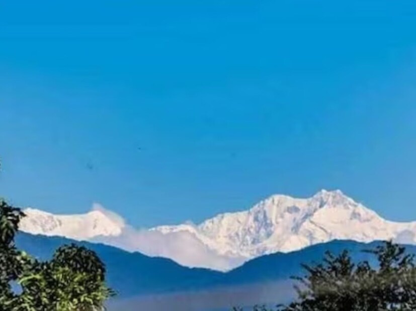 দার্জিলিং : মনোরম ওয়েদার। আজও ঝা চকচকে কাঞ্চনজঙ্ঘা। আর কিই বা চাই পর্যটকদের। তাপমাত্রা ৮ ডিগ্রি। উৎসবের আবহে শৈলশহর। 