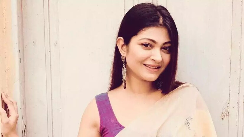 দেশের মাটি’  এবং ‘ লালকুঠি’-র অসামান্য সাফল্যের পর কিছুদিনের জন্য ছিল বিরতি। ফের মহা সমারোহে সান বাংলার হাত ধরে ছোট পর্দায় ফিরেছেন রুকমা রায়। “রূপসাগরে মনের মানুষ” ধারাবাহিকে প্রধান চরিত্রে অভিনয় করছেন রুকমা।
