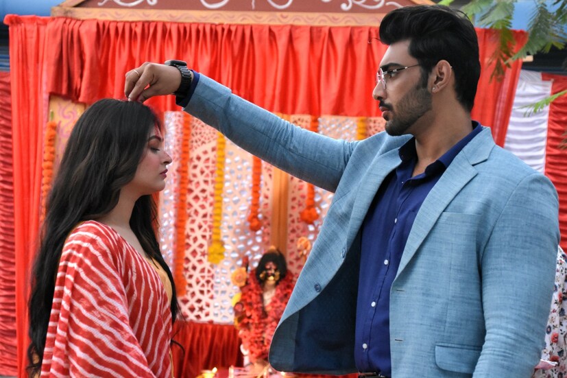 আপাতত রুকমার বিয়ের কোনও খবর নেই। তাঁর ব্যক্তিগত জীবন নিয়ে খুব একটা চর্চাও নেই। সবটাই কিন্তু সিরিয়ালের বিয়ে।