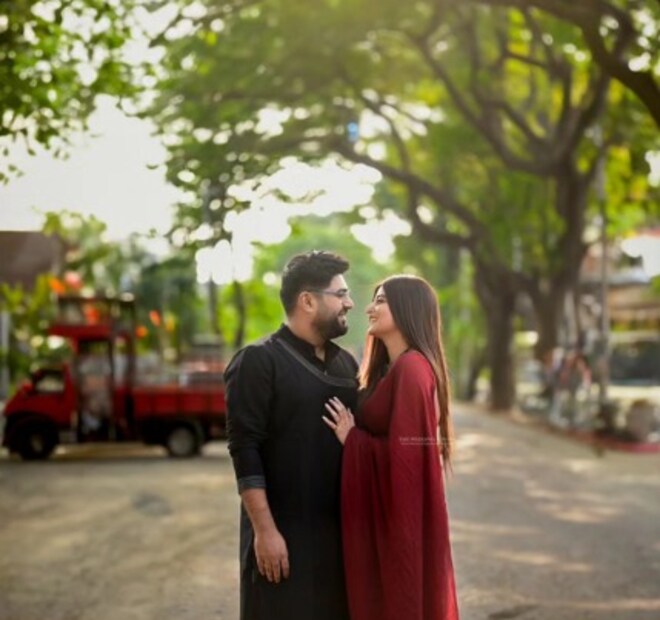 প্রি-ওয়েডিং শ্যুটে আদুরে-ব়োম্যান্সে মত্ত সন্দীপ্তা ও সৌম্য৷  সৌম্যর কাঁধে হাত রেখে হাসিতে ফেটে পড়ছেন নায়িকা৷ আদর মাখানো  ছবি শেয়ার করতেই কমেন্টে ভরিয়ে দিয়েছেন অনুরাগীরা৷