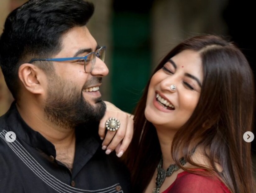 মেরুন রঙের শাড়ি, স্লিভলেস ব্লাউজ, গলায় জড়োয়া হার, কানের দুল, হাতের আংটি পরে হবু বরের সঙ্গে একাধিক ছবিতে পোজ দিয়েছেন অভিনেত্রী৷ ঝড়ের গতিতে ছবি ভাইরাল হয়েছে নেটদুনিয়ায়৷