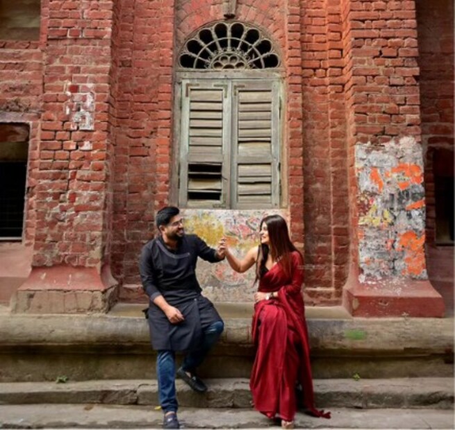ডিসেম্বরের শুরুতেই প্রি-ওয়েডিং শ্যুটের ছবি পোস্ট করে সন্দীপ্তা ক্যাপশনে লেখেন-  জীবনে অনেক ৭ ডিসেম্বর কাটিয়েছি, তবে কখনও ভাবিনি এই ৭ ডিসেম্বর এর জন্য এরকম ভাবে অপেক্ষা করব, সৌম্য মুখার্জি রেডি তো?  অভিনেত্রীর পোস্ট দেখেই বোঝা যাচ্ছে, বিয়ের জন্য ঠিক কতটা এক্সসাইটেড নায়িকা? তেমনই অভিনেত্রীর বিয়ের জন্য অপেক্ষা করে রয়েছেন সন্দীপ্তার সমস্ত ভক্তরা৷