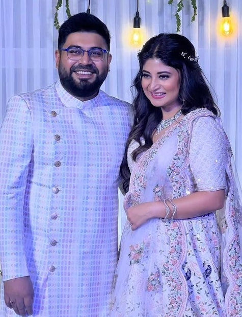 রবিবার সকালেই সোশ্যাল মিডিয়ায় ভাইরাল হয়ে গিয়েছে সন্দীপ্তা আর সৌম্যর এনগেজমেন্টের ছবিগুলি।