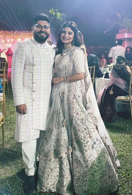 নিজের বিয়ের সব অনুষ্ঠান চুটিয়ে উপভোগ করছেন সন্দীপ্তা৷ 'বোলে চুরিয়া' গানে নাচতে দেখা গিয়েছে অভিনেত্রীকে৷ আংটি বদলের পরে খানিকটা আবেগপ্রবণও হয়ে পড়েন অভিনেত্রী৷