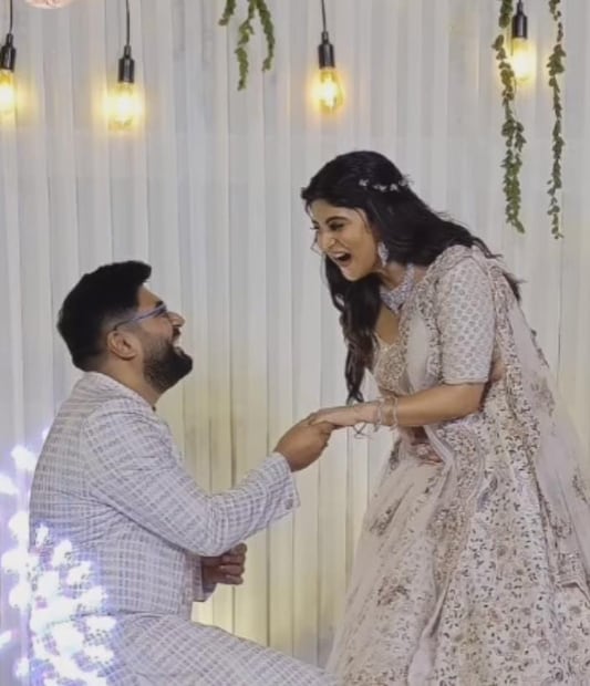 এবার সামনে এল সন্দীপ্তার বাগদানের ছবি৷ সাদা লেহেঙ্গায় সোনালি কাজ, সে ছবি হার মানাবে বলিউডি বিয়েকেও৷ সৌম্য়র পরনেও ছিল সাদা পাঞ্জাবি৷