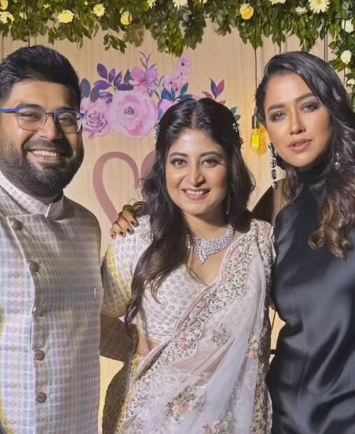 বাগদানে আমন্ত্রিতদের তালিকায় ছিলেন সোহিনী সরকার৷ প্রিয় বন্ধুর বাগদানের ছবি শেয়ার করে হবু দম্পতিকে শুভেচ্ছা জানিয়েছেন তিনি৷
