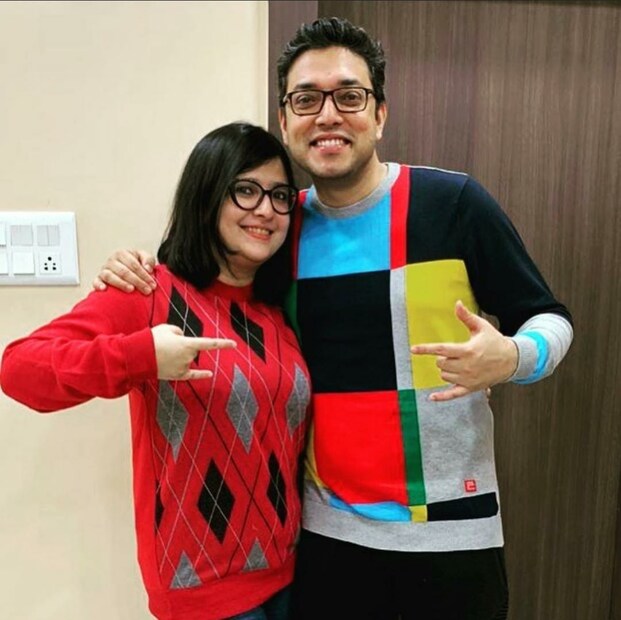 সংবাদমাধ্যমে পিয়া বলেছিলেন কলকাতার কোলাহলে তাঁদের দেখা হয়েছিল বসন্তবেলায়৷ বাংলা ব্যান্ড চন্দ্রবিন্দুর গানের প্রতি ভালবাসাতেই গাঢ় হয়েছিল একে অন্যের প্রতি টান৷