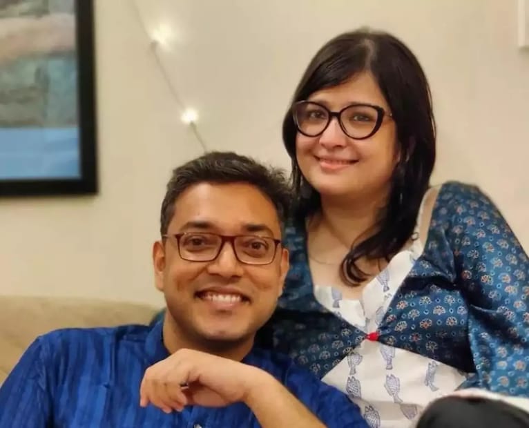 অনুপম পিয়ার সাতপাকে বাঁধা পড়ার দিনে আজ তাঁদের ছবিগুলি ডিজিটাল দেওয়ালে রয়ে গিয়েছে ফেলে আসা মুহূর্তের জলছবি৷ একইভাবে ডিজিটাল স্রোতে ভাসছে তাঁদের পুরনো সাক্ষাৎকারের কোলাজ৷