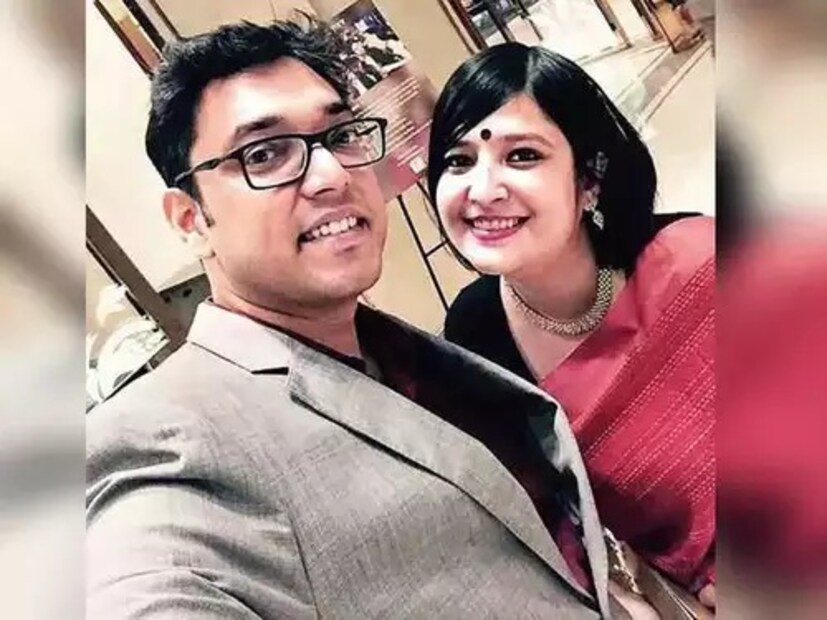 পুরনো ছবি, কথার টুকরো আজ শুধুই স্মৃতি৷ জীবনবৃত্তে পিয়া অনুপম এবং পরমব্রত তিনজনই আজ ট্রোলিং-এর শিকার৷ তাঁদের চলার পথ আজ সোশ্যাল মিডিয়ার আতসকাচের নীচে৷