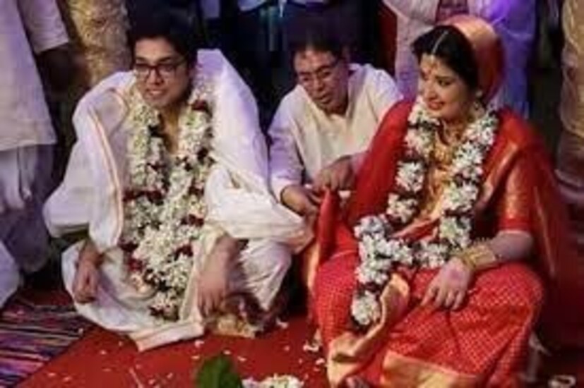 তার পর এমনই এক অঘ্রাণী দিনে গাঁটছড়া বাঁধা৷ ২০১৫ সালের ৬ ডিসেম্বর৷ সে বছরই জানুয়ারি মাসে অনুপম এবং পিয়া তাঁদের সম্পর্কের কথা ঘোষণা করেছিলেন৷ কিন্তু তাঁদের গাঁটছড়ার বাঁধন খুলে গেল মাত্র ৬ বছরেই৷