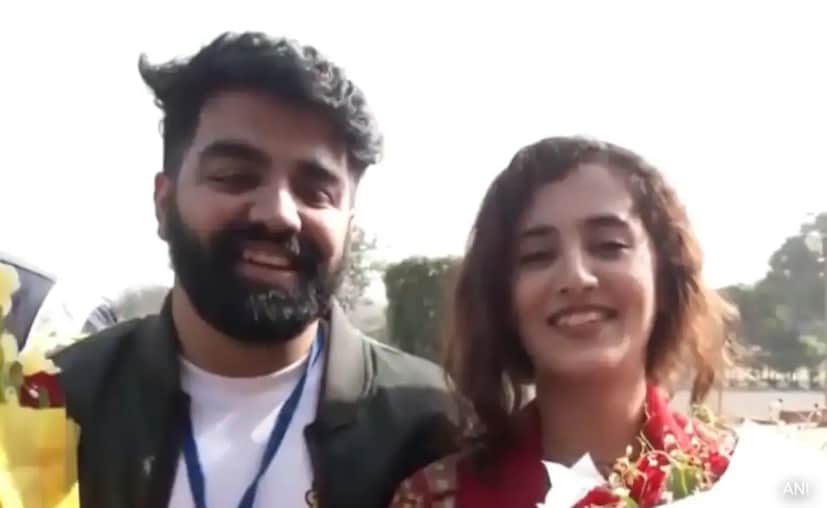 পেশায় বিপিও কর্মী জাওয়ারিয়া জানিয়েছেন বিয়ের পরে শাড়ি পরার অভ্যাস রপ্ত করতে চান তিনি। কলকাতার দুর্গাপুজোয় শামিল হওয়ার ইচ্ছেও আছে।