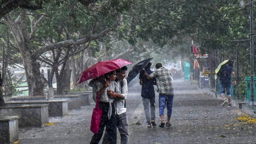 কলকাতা-সহ দক্ষিণবঙ্গের ৬ জেলায় হালকা থেকে মাঝারি বৃষ্টির পূর্বাভাস দেওয়া হয়েছে। এই ছয় জেলা হল হুগলি, হাওড়া, দুই ২৪ পরগনা, পূর্ব বর্ধমান এবং নদিয়া। তবে ভারী বৃষ্টির কোনও পূর্বাভাস আপাতত নেই।