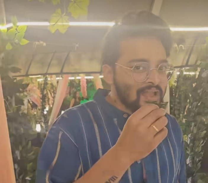বেনারসি পান নিয়ে ক্য়ামেরার সামনে ধরা দিলেন সৌরভ দাস৷