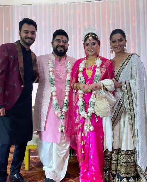 এসেছিলেন সৌরভের প্রাক্তন প্রেমিকা অনিন্দিতা বসুও৷ নবদম্পতির সঙ্গে পোজ দিলেন তিনি৷ সঙ্গে ছিলেন রাজদীপ৷