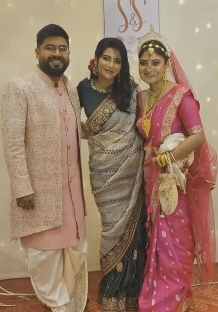 এসেছিলেন সন্দীপ্তার বন্ধু সহকর্মী ঊষসী রায়৷ নিজের ইনস্টাগ্রাম স্টোরিতে নবদম্পতিকে শুভেচ্ছা জানান তিনি৷