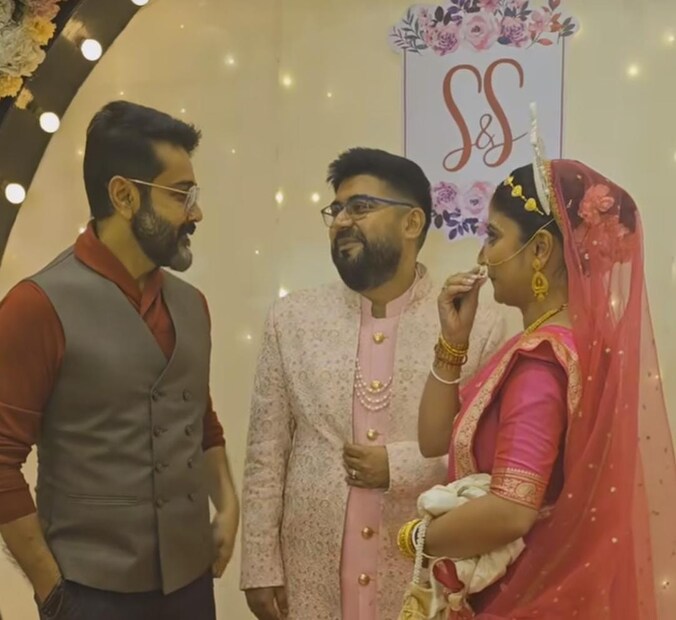 প্রাণভরে নমদম্পতির সঙ্গে গল্পে মজে গেলেন টলি সুপারস্টার প্রসেনজিৎ চট্টোপাধ্য়ায়