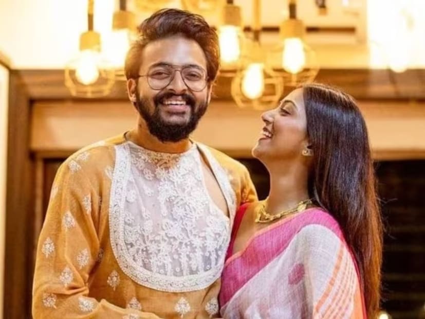 অনিন্দিতা বসুর সঙ্গে বহু দিন আগেই সৌরভের সম্পর্ক ভেঙেছে। আলাদা হয়েছে দু'জনের পথ। কিন্তু তাঁদের বিচ্ছেদে ছিল না তিক্ততার রেশ। তাই বোধ হয় আজও সৌরভের ইনস্টাগ্রামে জ্বলজ্বল করছে তাঁর প্রাক্তনের ছবি। আবার সন্দীপ্তার বিয়েতে হঠাৎ দেখা তাঁদের৷