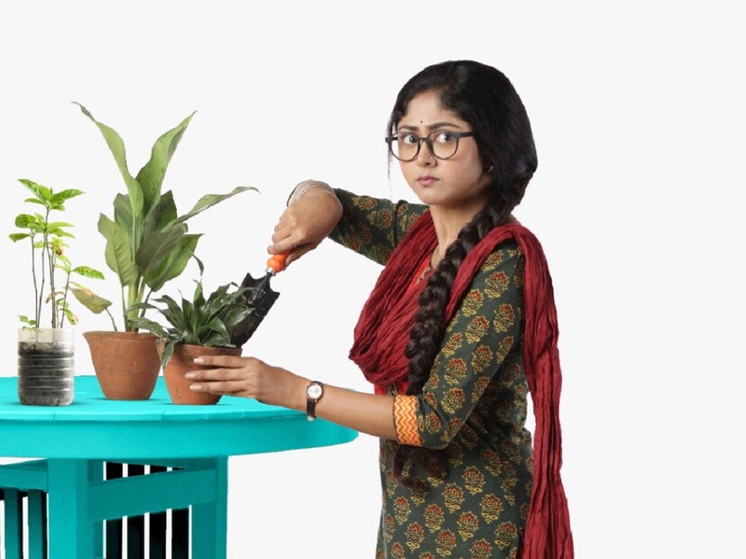 বাংলা টেলিভিশনের খুবই জনপ্রিয় মুখ সুস্মিতা৷ অপরাজিতা অপু ধারাবাহিকের অপুর চরিত্রে তিনি অভিনয় করেছেন৷ সেই ধারাবাহিকটি সকলের পছন্দ হলেও, তারপরের ধারাবাহিকগুলির তেমন পরিচিতি ছিল না৷