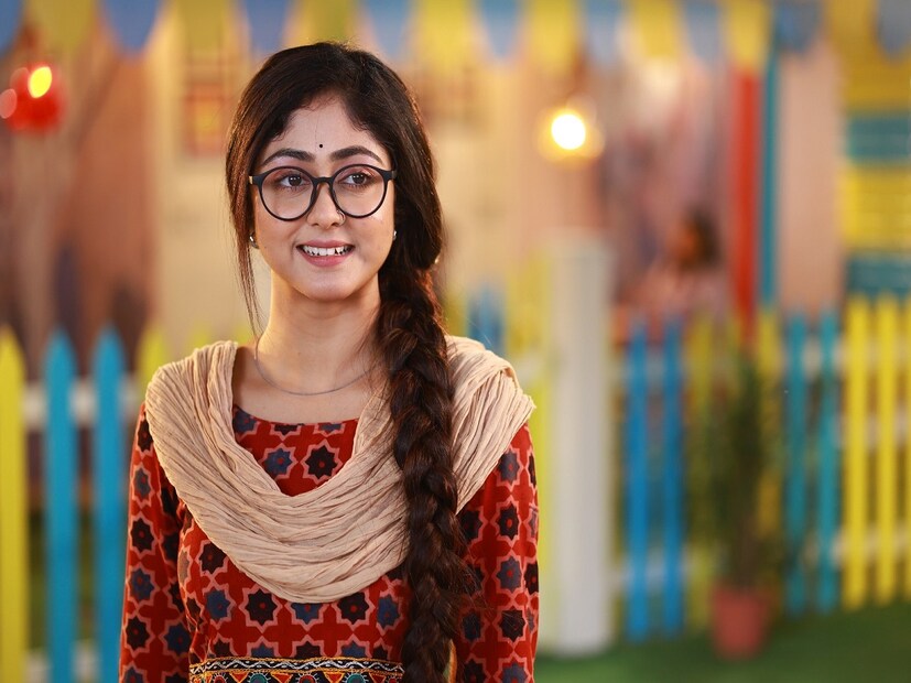 যদিও এবার সুস্মিতার লুক একেবারে অন্যরকম৷ তাঁর মুখের মধ্যে রয়েছে পড়ুয়ার ছাপ৷ সেভাবেই চশমা উঠেছে চোখে৷ নতুন ধারাবাহিক কথা-য় তিনি গাছ প্রেমী৷ গাছের পরিচর্যা করেই তাঁর সময় কাটে৷ এতে রয়েছে তাঁর আগ্রহ৷ ফলে তাঁর চরিত্রটি যে খুব মাটির কাছাকাছি তা বোঝা যায়৷ 
