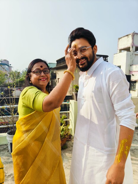 বিয়ের দিন রুপোর কাজ করা বেনারসি আর সাবেকি সোনার গয়নায় সাজবেন নায়িকা। বাইপাসের ধারে একটি ব্যাঙ্কোয়েটে বসবে তাঁদের বিয়ের আসর।