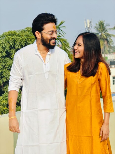 অভিনেতার বেহালার বাড়িতে আপাতত হুল্লোড় শুরু হয়ে গিয়েছে। সাজানো হয়েছে ফুল- আলো দিয়ে। মা-বাবা-বোনের সঙ্গে সৌরভের ছবি সকাল থেকেই ছড়িয়ে পড়েছে টলিপাড়ার অন্দরে। হলুদ পোশাক পরেছিলেন অভিনেতার বোন। মায়ের পরনেও ছিল হলুদ শাড়ি। সৌরভ পরেছিলেন সাদা পাঞ্জাবী আর ধুতি।