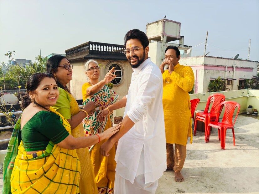 বাঙালি রীতি মেনেই বিয়ে করবেন সৌরভ-দর্শনা। আর তার মাঝেই আইবুড়ো ভাত থেকে শুরু করে সব বিয়ের জন্য বানানো বিশেষ গাছকৌটো-কুলো সবই তারকা জুটি শেয়ার করে নিচ্ছেন স্যোশাল মিডিয়ায়।