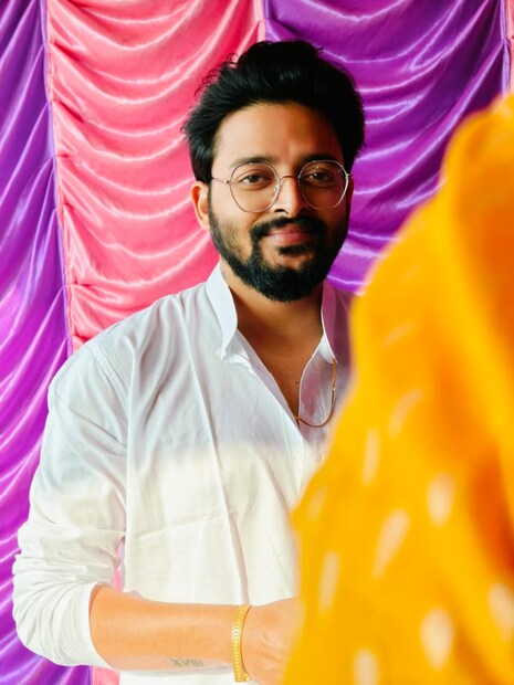 টলিপাড়ায় আপাতত জোরকদমে চলছে বিয়ের মরশুম। সম্প্রতি গাঁটছড়া বেঁধেছেন অভিনেত্রী সন্দীপ্তা সেন এবং সৌম্য় মুখোপাধ্য়ায়। তারপরেই আজ শুক্রবার গাঁটছড়া বাঁধছেন টলিপাড়ার আরও এক হেভিওয়েট অভিনেতা সৌরভ দাস এবং মডেল-অভিনেত্রী দর্শনা বণিক।