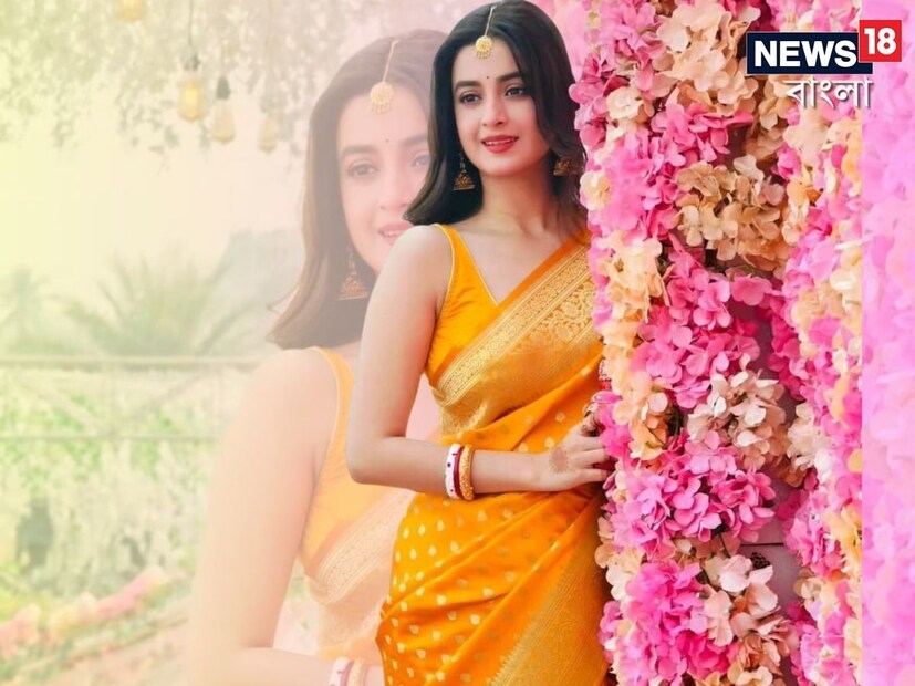 তাঁত বা জামদানি নয়, সিল্কের শাড়ি পরেছিলেন দর্শনা। আইবুড়োভাত, বৃদ্ধি থেকে গায়েহলুদের প্রতিটা মুহূর্তের ছবি পোস্ট করছেন সৌরভ দর্শনা নিজেই। 