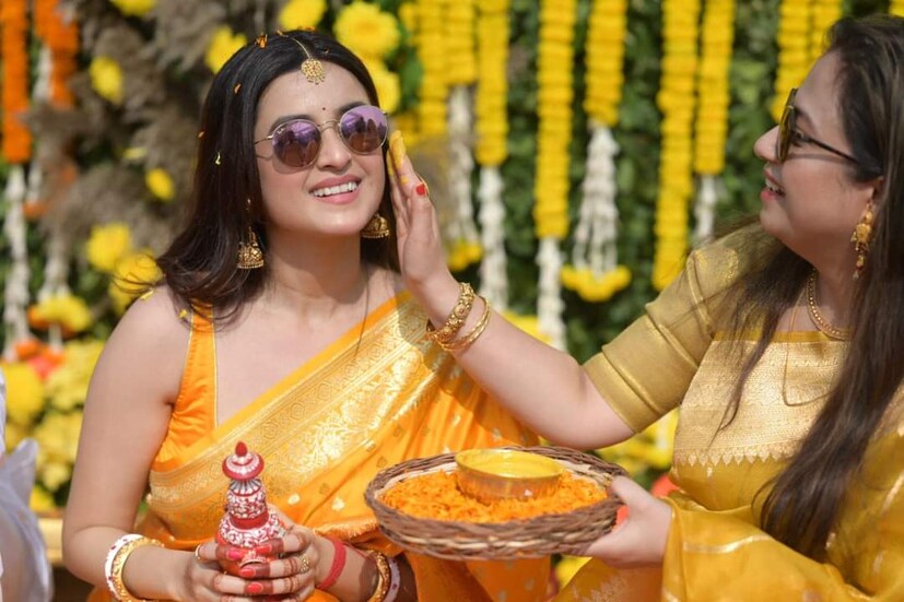 টলিপাড়ায় আপাতত জোরকদমে চলছে বিয়ের মরশুম। সম্প্রতি গাঁটছড়া বেঁধেছেন অভিনেত্রী সন্দীপ্তা সেন এবং সৌম্য় মুখোপাধ্য়ায়। তারপরেই আজ শুক্রবার গাঁটছড়া বাঁধছেন টলিপাড়ার আরও এক হেভিওয়েট অভিনেতা সৌরভ দাস এবং মডেল-অভিনেত্রী দর্শনা বণিক।