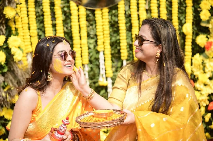 আমেরিকা থেকে দর্শনার দাদারাও এসে গিয়েছেন। শুক্রবার সকাল থেকে গায়েহলুদের অনুষ্ঠান শুরু হয়ে গিয়েছে। হলুদ শাড়ি আর হলুদ ব্লাউজে সেজেছেন দর্শনা। সঙ্গে মানানসই গয়না।