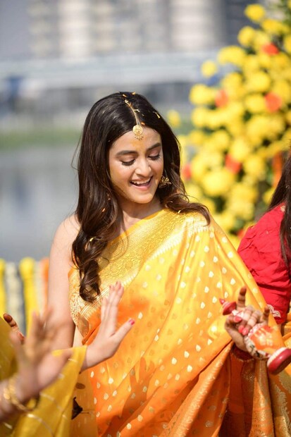 বণিক বাড়িতে আজ আনন্দের সমাগম। কিন্তু একজনই নেই। যাঁর অনুপস্থিতি প্রতি মুহূর্তে চোখে জল আনে সকলের। তিনি, দর্শনার মা। ২০১৬ সালে ক্যানসারে আক্রান্ত হয়ে চলে যান তিনি।