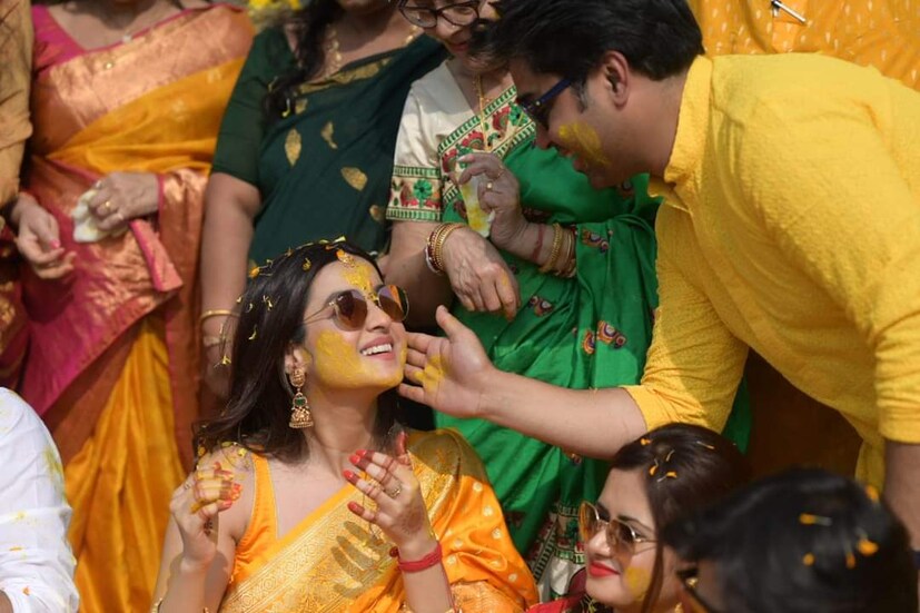 নায়িকার কথায়, ‘‘এই সময়ে মা থাকলে কী ভাল হত। সবসময়েই মনে হয় সেটা। বাবাকে ছেড়ে শ্বশুরবাড়ি যাওয়াটা খুবই কঠিন। কিন্তু আমার বাবা পুরো ‘ড্যাডি কুল।’ আমাকে আর দাদাকে বাবা-ই শক্ত হতে শিখিয়েছে।’’