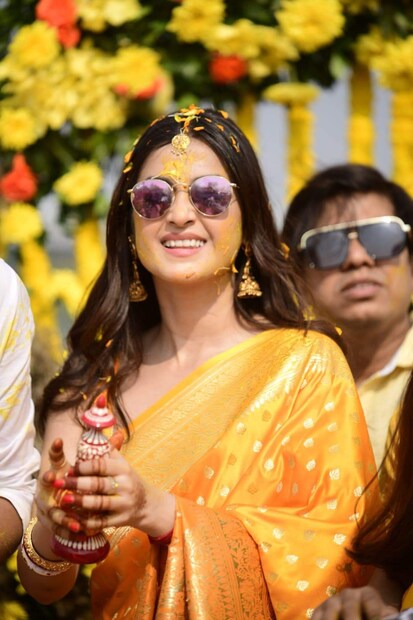 হলুদ সিল্ক, স্লিভলেস ব্লাউজে শাঁখা-পলায় সেজে সৌরভের নামের হলুদ গায়ে ছোঁয়ালেন দর্শনা।
