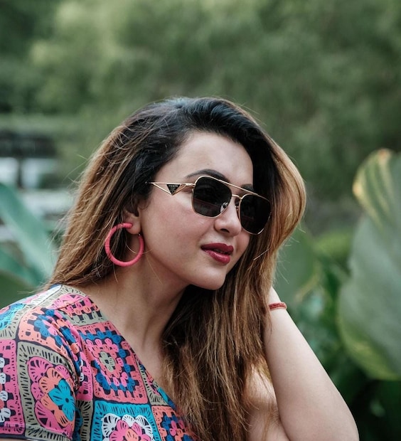বনি তাঁর ইনস্টাগ্রামে কৌশানীর সঙ্গে ছবি পোস্ট করে লিখেছেন, 'আমি যা কিছু চেয়েছি তোমার থেকে।  একসঙ্গে মিলে গোটা পৃথিবী ঘুরব।'