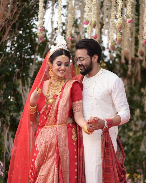 রুপোর কাজ করা লাল শাড়ি সঙ্গে গা ভর্তি সোনার গয়না পরেছিলেন দর্শনা। সৌরভ পরেছিলেন সাদা লাল শেরওয়ানি