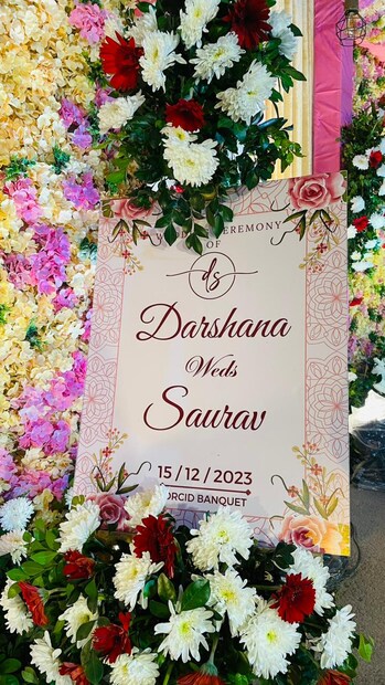 বাইপাসের ধারে একটি ব্যাঙ্কোয়েটে বসেছে তাঁদের বিয়ের আসর। বিয়ের মেনুতে ছিল রকমারি সব খাবার। ছিল নানা ধরনের চাট, একাধিক স্য়ালাড। মেন কোর্সে ছিল মটন, চিংড়ি মালাইকারি, ভেটকি পাতুড়ি, চিকেন তন্দুরী 