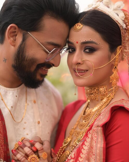 সৌরভের বাহুডোরে দর্শনার ছবি সামনে আসতেই আনন্দে ফেটে পড়েছেন ভক্তেরা। মিষ্টি হাসিতে নায়ক-নায়িকাকে দেখে সত্য়িই মনে হচ্ছিল স্বপ্নের জগতে রয়েছেন তাঁরা 