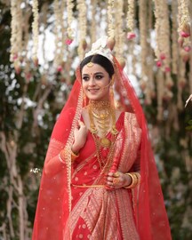 রুপো বসানো লাল শাড়িতে দর্শনা, ধরা দিলেন সৌরভের বাহুডোরে... নবদম্পতির প্রথম ছবি
