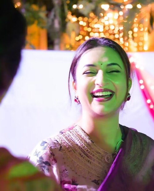 দিব্যাঙ্কা তাঁর ক্যারিয়ারে এই অবস্থানে পৌঁছাতে অনেক সংগ্রাম করেছেন। কেরিয়ারের শুরুতে তাঁকে কাজ দিতে এক ব্যক্তি বলেছিলেন,‘‘এই পরিচালকের সঙ্গে থাকতে হবে, অর্থাৎ চুক্তি করতে হবে, তবেই বড় ব্রেক দেওয়া হবে।’’ বহু বছর পরে রাজীব খান্ডেলওয়ালের শোতে দিব্যাঙ্কা এই সত‍্যি সামনে আনেন। 