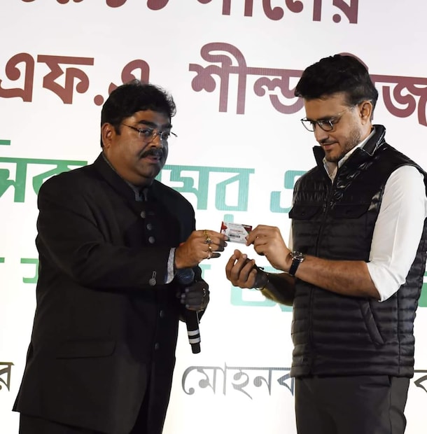 সৌরভের মতে খেলোয়াড়রা মাঠে আসেন হৃদয়ের ডাকে।  সেখানে অর্থ নয় স্কিলের উন্নতি সাধনই তাঁদের কাছে গুরুত্ব পায়।  ব্রাজিলের ফুটবলে অর্থ নেই বলে জানান।  তবুও ওখানে স্কিলের অভাব নেই,কারন স্কিলের সঙ্গে হৃদয়ের যোগ অর্থের নয়।  