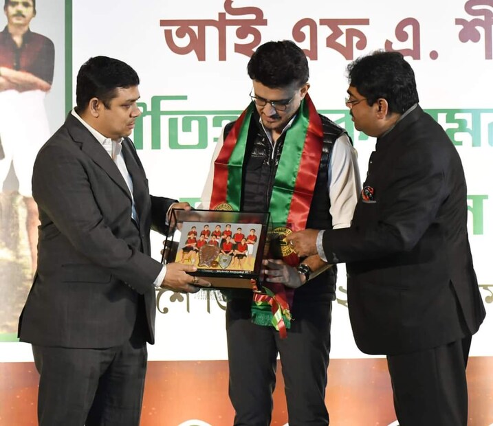 ক্রীড়ামন্ত্রীর আইএসএলকে কাঠগড়ায় দাঁড় করানোর বিরোধীতা করেন সৌরভ গঙ্গেপাধ্যায়।  তাঁর মতে অর্থ নয় যেকোনও খেলাধুলোর মানন্নোয়ন স্কিলের উন্নতিতে নির্ভর করে থাকে। উদাহরন হিসেবে পেলে মারাদোনা গাভাস্কার শচিন তেন্ডুলকর অর্থপ্রাপ্তির কথা বলেন।  এমনকি নিজের প্রথম জীবনে খেলে উপার্জনের কথাও বলেন তিনি।  