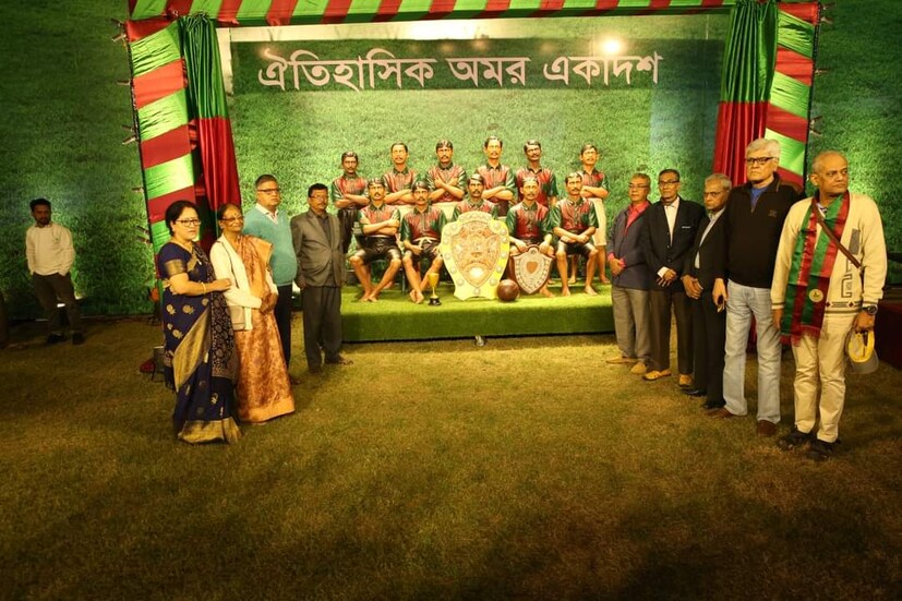 ময়দানে তাঁর ফুটবল খেলতে দেখার দিনে তিন প্রধানের বিরুদ্ধে তথাকথিত ছোট ক্লাবগুলো লড়াই যে আখেরে খেলার সামগ্রিক উন্নতিতে সাহায্য করেছিল সেটাও মনে করিয়ে দিয়েছেন সৌরভ।  সব মিলিয়ে বাংলার ফুটবল এবং অন্যান্য খেলার উন্নতির জন্য প্রয়োজনীয় পদক্ষেপের প্রশ্নে ক্রীড়ামন্ত্রী বনাম বাংলার ব্র্যাণ্ড অ্যাম্বাসাডার দুই মেরুতে,দেখল ময়দান।