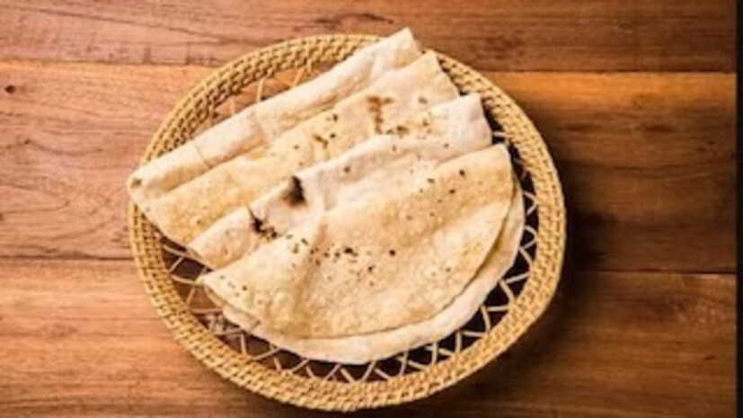 গমের আটায় থাকে ভিটামিন বি-১, বি-২, বি-৩, বি-৬ এবং বি-৯৷ এছাড়াও ক্যালসিয়াম, ফসফরাস, আয়রন এবং পটাশিয়াম প্রচুর পরিমাণে আছে গমের আটায়৷