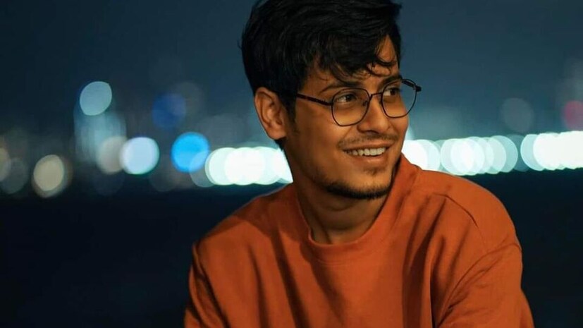 সাধারণ ঘরের ছেলে। যেদিন ইঞ্জিনিয়ারিং ছেড়ে এই পথ বেছেছিলেন সঙ্গ দিয়েছিলেন পরিবার? রীতিমতো নাকি চমকে উঠেছিলেন মা। কিন্তু অবশেষে যখন টাকা ঢুকতে শুরু করল, তখন বুঝেছিলেন, ছেলে ঠিক পথেই চলছে। লক্ষ লক্ষ ভিউ, একের পর এক ভিডিও ঝড়ের গতিতে ভাইরাল। অচিরেই জনপ্রিয়তার শীর্ষে পৌঁছন সোশ্যাল মিডিয়া ইনফ্লুয়েন্সর 'বং গাই'।