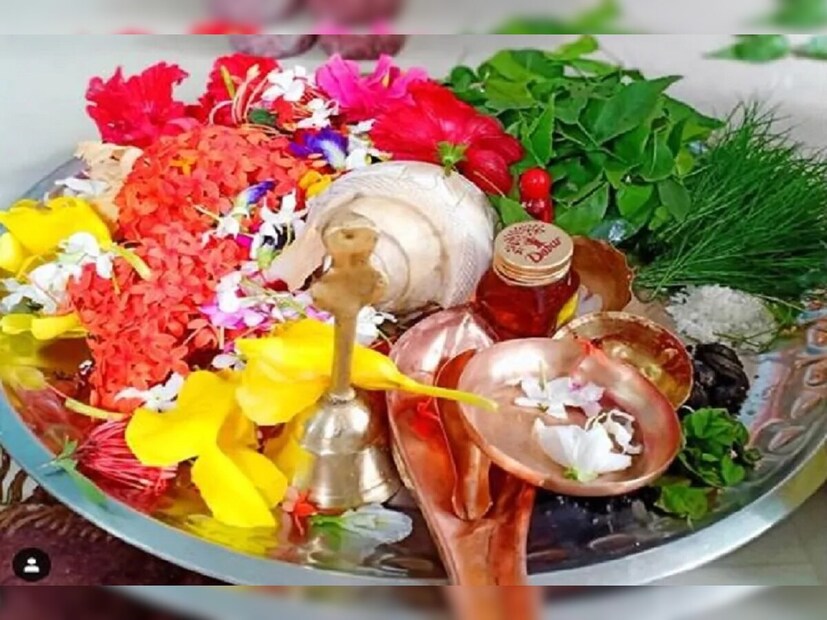 ঘিয়ের প্রদীপ প্রজ্বলন করে পুষ্পার্ঘ্য, তুলসিপাতা এবং ফলপ্রসাদ নিবেদন করা হয় ভগবান বিষ্ণুর প্রতি৷ ভগবান বিষ্ণুর প্রতি শ্রদ্ধাপূর্বক নিবেদন করা হয় পঞ্চামৃত৷ 