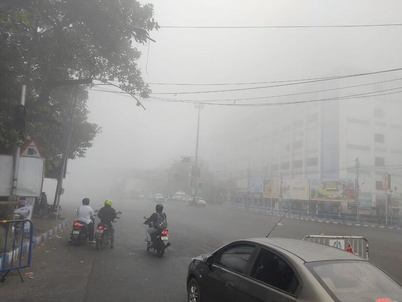 কলকাতায় সকালে হালকা মাঝারি কুয়াশা ও ধোঁয়াশা। পরে আংশিক মেঘলা আকাশ। তাপমাত্রা স্বাভাবিকের উপরে। বাড়ল রাতের তাপমাত্রা। আকাশ আংশিক মেঘলা হওয়ার সম্ভাবনা থাকলেও বৃষ্টির সম্ভাবনা নেই। আগামী কয়েক দিন এরকম আবহাওয়াই থাকবে।