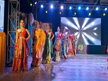 দক্ষিণবঙ্গে দুর্গাপুরে প্রথমবার, লিঙ্গভেদ মুছে র‍্যাম্পে উঠলো রুপান্তরকামীরা 